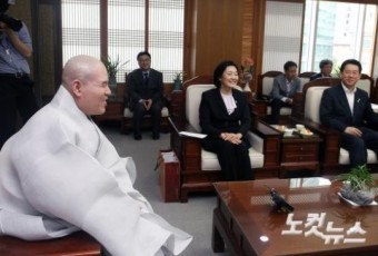 자승 총무원장과 대화 나누는 박영선 원내대표