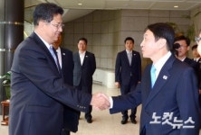 인사나누는 권경상 사무총장-손광호 北올림픽위원회 부위원장