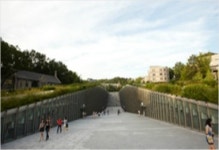 넘어지면 찰칵,강의실 문 벌컥..공포의 中 관광객