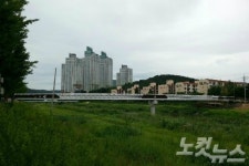 창원IC교(하) | 창원천에 '인도교' 완공…보행불편 해소
