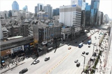 [아침 신문]  강남대로…금연과 흡연의 불편한 공조