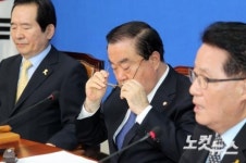 안경 고쳐쓰는 새정치민주연합 문희상 비상대책위원장