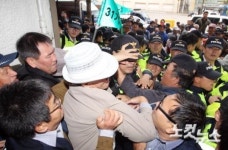 젊은이도 못 막는 어르신들의 나라사랑