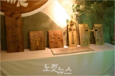 목판에 깨알같이 쓴 성경…마음에 가득찬 말씀, 주님 만나