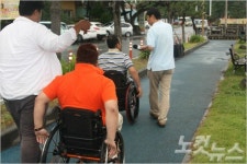 장애인도 걷고 싶은 제주 올레, 현실은…