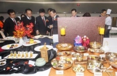 코리아 푸드 트렌드 페어 둘러보는 한정택 사장과 오병호 이사장