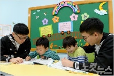 섬마을 선생님됐죠 진해기지사령부 장병들 학습도우미 변신