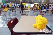 광화문 광장에 놓여진 304개의 빈 책상과 의자