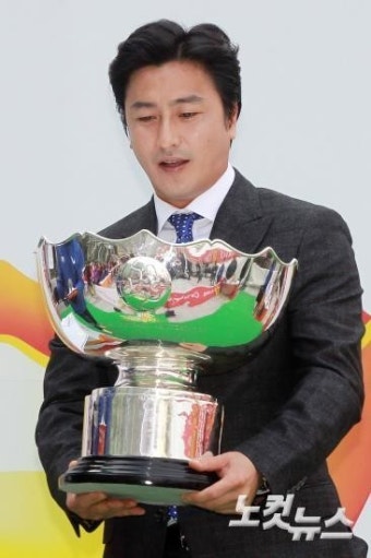 아시안컵 우승 트로피 들어보이는 안정환
