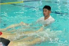 십년째 장애인 수영지도 해군상사 봉사 멈출수 없죠