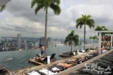 하늘에서 싱가포르 야경 만끽하며 수영 즐기기