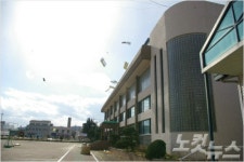 경주지역 초등학교 강당 지붕, 강풍에 유실