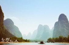 계림의 이강 위에 배띄우고 수묵화 풍경속으로