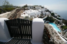 산토리니 동굴 호텔, 풀장과 에게해가 만나 눈부신 풍경