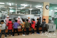 병 얻고 힘들어도 아이들 보면 행복…급식조리원 정규직 됐으면
