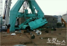 부산서 크레인 구조물 떨어져 근로자 4명 숨져(2보)