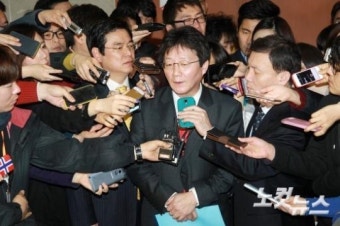 원내대표 출마선언, 취재진에 둘러싸인 유승민