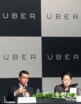 취재진 질문에 답하는 우버 부사장