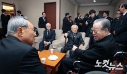 대화 나누는 김종필-박관용-김재순