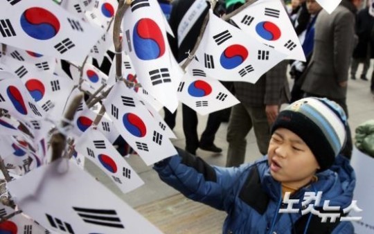 킴 카다시안, 한국 방문 중 광복절에 태극기 인증샷 공개하여 화제!