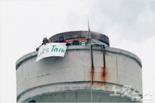 쌍용차 김정욱 사무국장, 굴뚝농성 해제(종합)