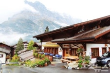 알프스의 절경 아래 그림 같은 산악마을