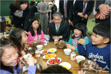 유상급식 이틀째… 경남 학교현장 혼란·반발 심각