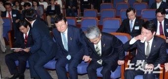 자리 앉는 새정치민주연합 원내대표 후보