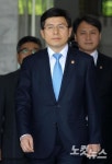 외출하는 황교안 국무총리 내정자