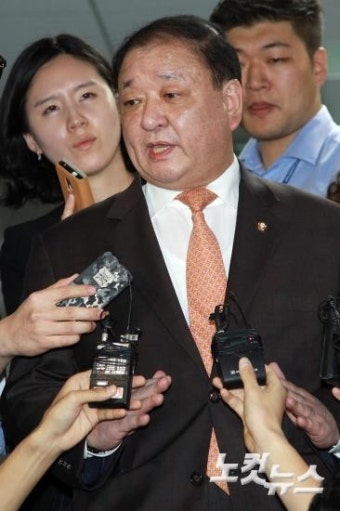 정청래 최고위원 징계안 결정, 취재진에 둘러싸인 강창일 윤리심판원장