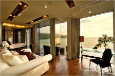 푸껫의 청명한 바다와 하늘을 담고 있는 리조트