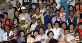 장충체육관에 모인 어르신들