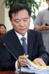 자료 살피는 김현웅 법무부 장관 후보자