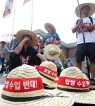 시름 가득한 농민들