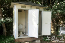 화장실 방치되자 노상방뇨까지…대학 입구서 못볼 꼴