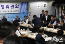 분신 시도하는 금속노조 위원장