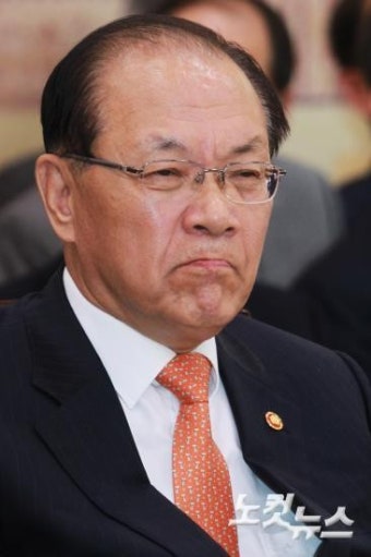 굳은 표정의 황우여 사회부총리 겸 교육부 장관