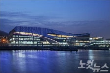부산항 국제여객터미널 개장 후 첫 크루즈선 입항