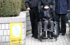 실형 선고받은 뒤 휠체어 탄 채 이동하는 이재현 CJ그룹 회장