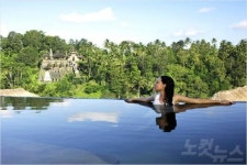 리조트 속 작은 바다, 풀장속으로 풍덩