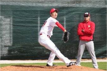 SK 김광현, 첫 불펜피칭…코칭스태프 