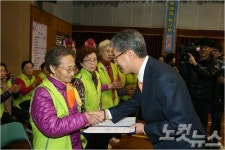 나이 잊은 학구열…팔순에 받은 초등학교 졸업장