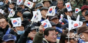 태극기 흔드는 대한민국고엽제전우회