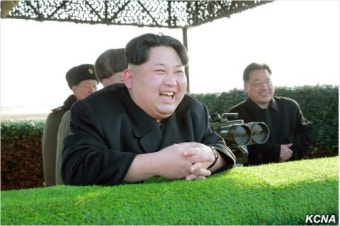 北 김정은, 신형 대전차무기 시험 사격 참관…