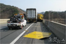 신대구부산고속道 작업차량 추돌, 근로자 4명 숨져