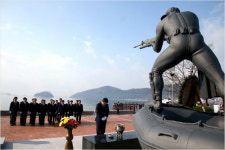 안상수 창원시장, 故 한주호 준위 동상 참배