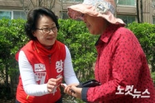 이촌역 일대에서 거리유세 펼치는 새누리당 황춘자