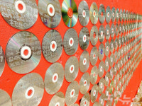 방치된 학교 담장에 중학생들이 새긴 헌법?