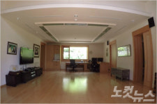 [영상] 노무현 아방궁? 문 열어보니 ‘소박’