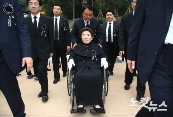 김영삼 전 대통령 묘비 제막식장으로 향하는 손명순 여사
